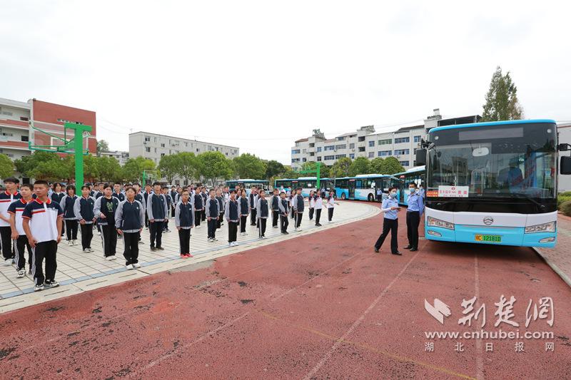 学生公交列队待发.jpg