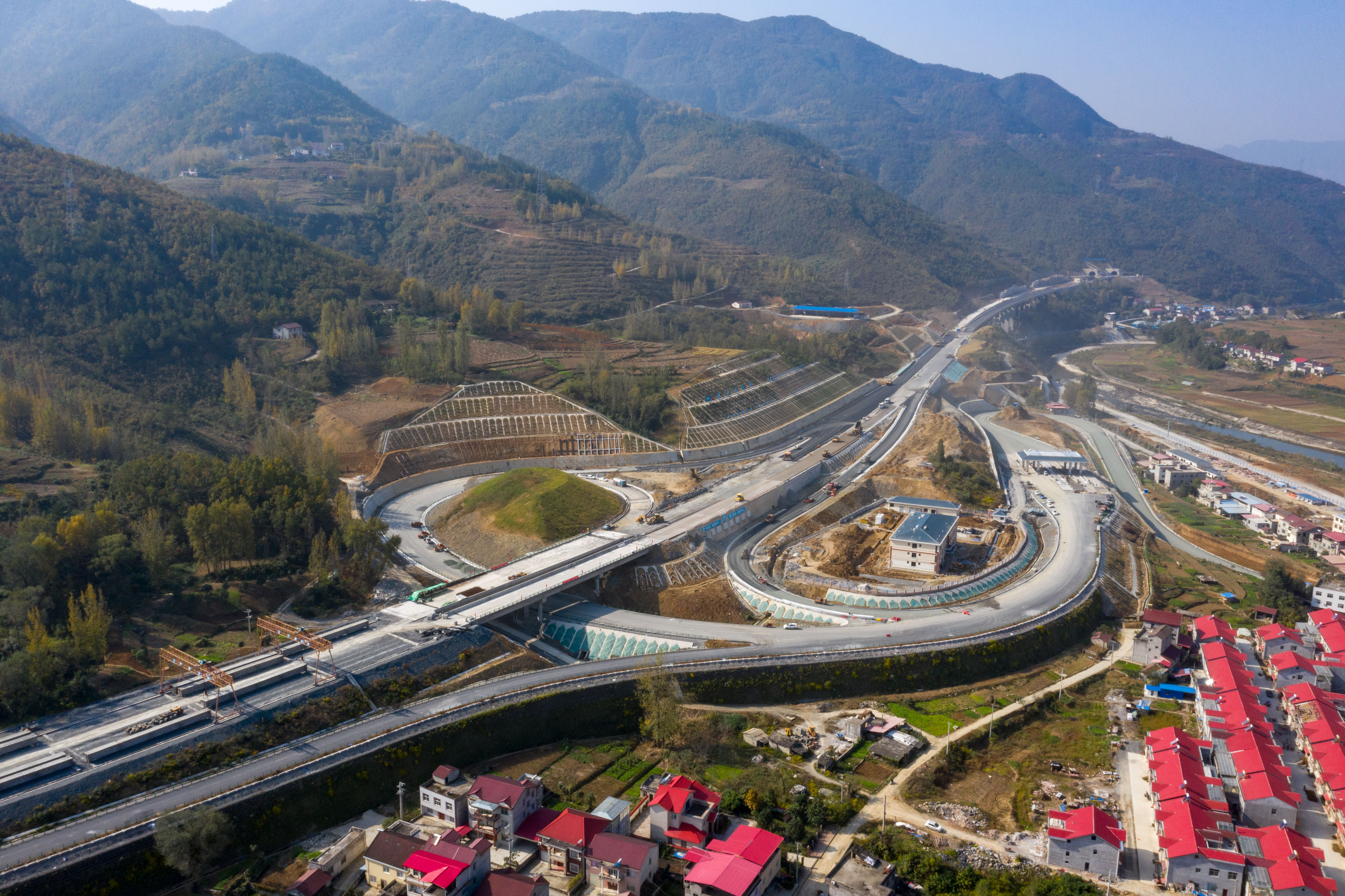 正在建设的保神高速尧治河出口